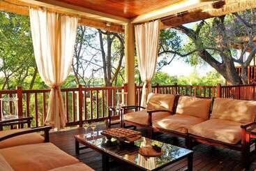 هتل Divava Okavango Resort & Spa