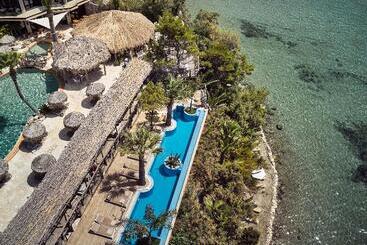 Gloria Maris Hotel Suites And Villa
