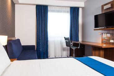 هتل Holiday Inn Express Tamworth By Ihg