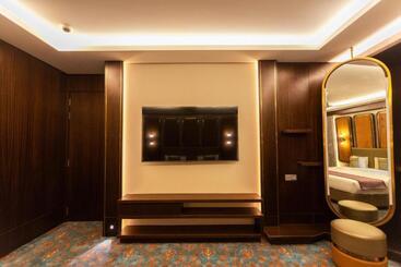 هتل The Corinthians Resort And Club