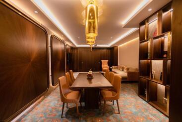 هتل The Corinthians Resort And Club