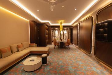 هتل The Corinthians Resort And Club