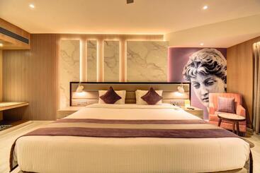هتل The Corinthians Resort And Club