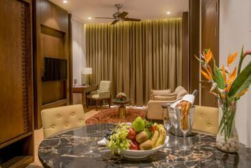 هتل The Corinthians Resort And Club