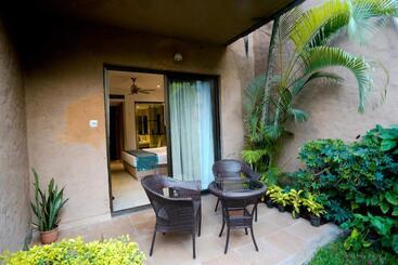 هتل The Corinthians Resort And Club
