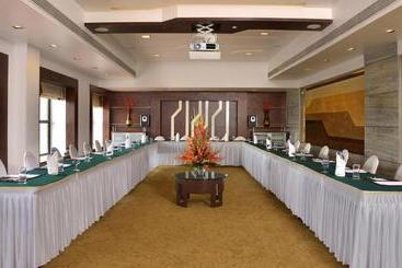 هتل The Corinthians Resort And Club