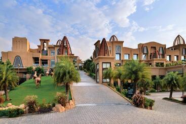 هتل The Corinthians Resort And Club