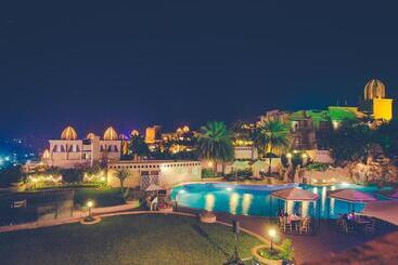 هتل The Corinthians Resort And Club