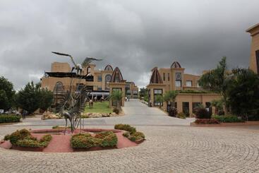 هتل The Corinthians Resort And Club