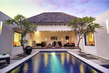 هتل The Seminyak Suite  Private Villa