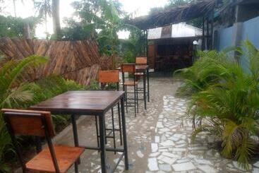 هتل Kicec Bar And Guest House Airport