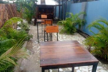 هتل Kicec Bar And Guest House Airport