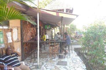 هتل Kicec Bar And Guest House Airport