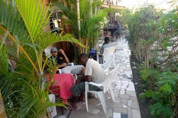هتل Kicec Bar And Guest House Airport