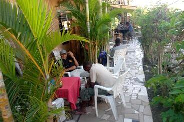 هتل Kicec Bar And Guest House Airport