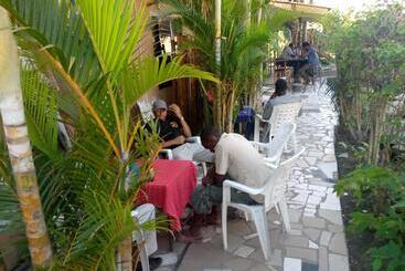 هتل Kicec Bar And Guest House Airport