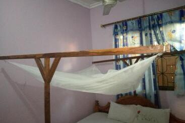 هتل Kicec Bar And Guest House Airport