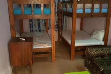 هتل Kicec Bar And Guest House Airport
