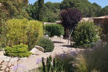 پانسیون Les Jardins De Santa Giulia   Charmante Chambre D Hôte