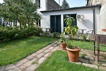 پانسیون The Nut Guest House
