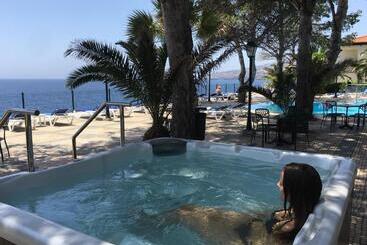 هتل Albatroz Beach & Yacht Club
