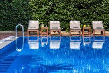 هتل Blazer Suites