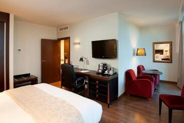 هتل Crowne Plaza Madrid Airport