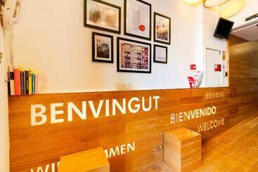 هتل Hostal Athenas