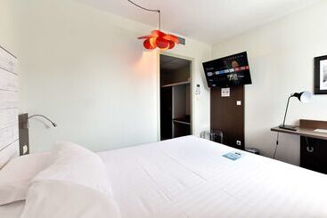 هتل Hôtel Kyriad La Rochelle Centre Ville