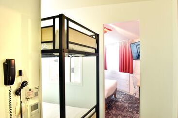 هتل Hôtel Kyriad La Rochelle Centre Ville