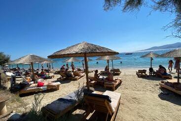 هتل Manios Suites