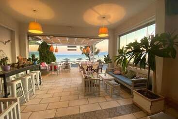 هتل Manios Suites