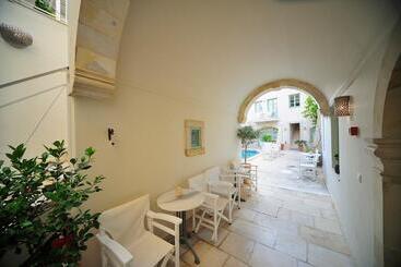 هتل Mythos Suites Boutique
