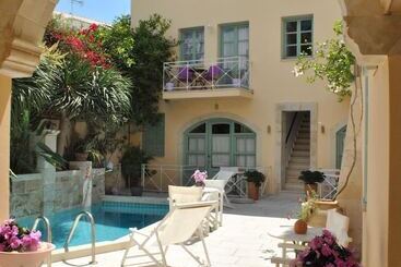 هتل Mythos Suites Boutique