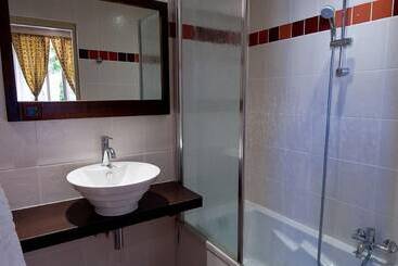 هتل Hôtel L Iroko The Originals City