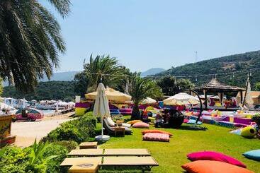 استراحتگاه Toka Bodrum Hotel & Beach Club