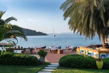 استراحتگاه Toka Bodrum Hotel & Beach Club