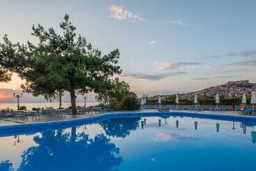 Delfinia Hotel & Bungalows