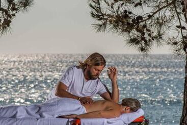 Delfinia Hotel & Bungalows