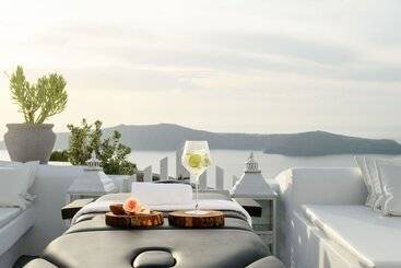 هتل Above Blue Suites