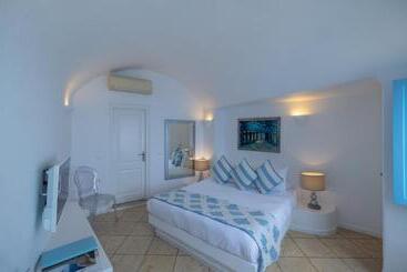 هتل Above Blue Suites
