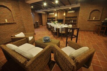 El Vino Hotel & Suites