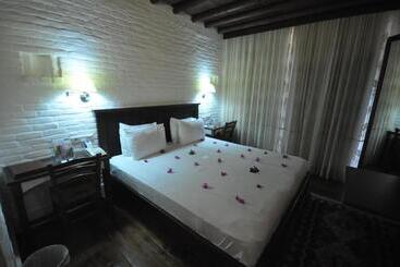 El Vino Hotel & Suites