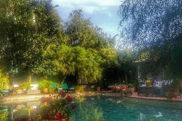 El Vino Hotel & Suites