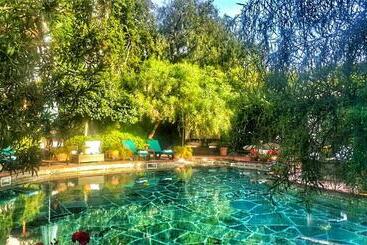 El Vino Hotel & Suites