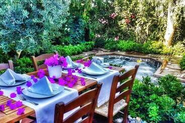 El Vino Hotel & Suites