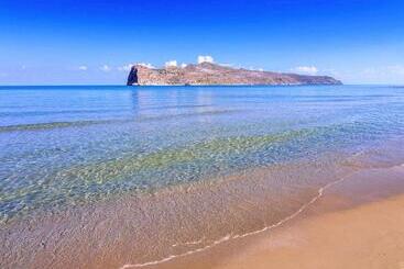 هتل Chrispy Beach Resort, Agia Marina