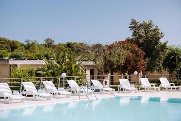 هتل Nicolaus Club Magna Grecia