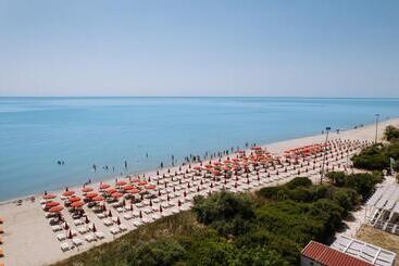 هتل Nicolaus Club Magna Grecia