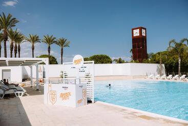 هتل Nicolaus Club Magna Grecia